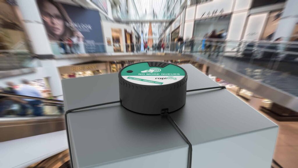 Rapitag-Sensor auf einem Gelander in einem Einkaufszentrum