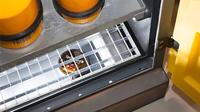 Flasche in einer überwachten SpillGuard-Auffangstation